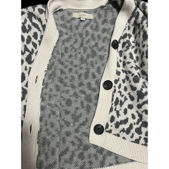 LOFT Women's Button Up Cardigan Sweater Cheetah Print V-Neck Gray Cream Size S - Picture 5 of 8